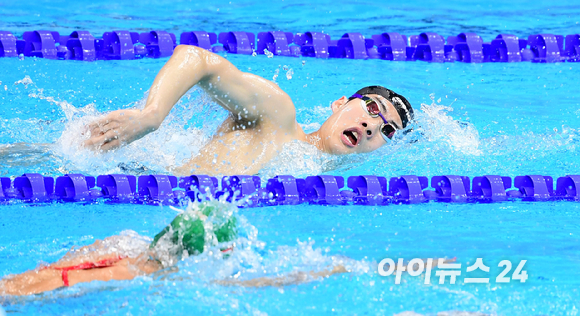 대한민국 수영국가대표 황선우가 27일 오전 도쿄 아쿠아틱 센터에서 열릴 2020 도쿄 올림픽 수영 남자200m 자유형 결승전 경기를 앞두고 훈련을 하고 있다.