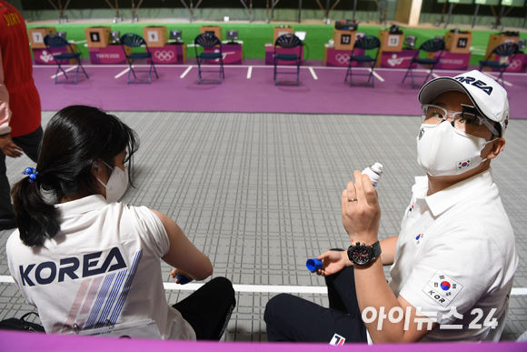 한국 사격 진종오, 추가은이 27일 일본 도쿄 아사카 사격장에서 열린 2020 도쿄올림픽 10ｍ 공기권총 혼성 단체전에서 합계 575점(추가은 286점, 진종오 289점)을 기록하며 9위로 본선 1차전 통과에 실패했다. 진종오와 추가은이 파스를 뿌리고 있다.