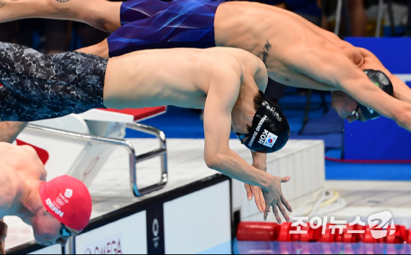 한국 수영 황선우가 27일 오전 일본 도쿄 아쿠아틱스 센터에서 열린 2020 도쿄올림픽 수영 남자 200m 자유형 결승에서 출발하고 있다. 황선우는 1분45초26의 기록으로 7위를 기록해 메달 획득에는 실패했다.