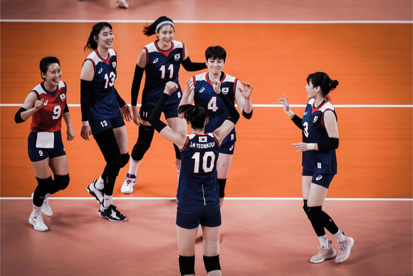 한국 여자배구대표팀 선수들이 지난 25일 열린 도쿄올림픽 여자배구 A조 조별리그 첫 경기 브라질전에서 공격 득점을 올린 뒤 환호하고 있다. [사진=국제배구연맹(FIVB)]
