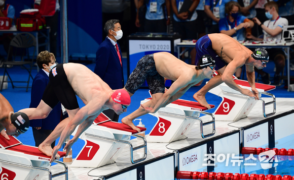 한국 수영 황선우가 27일 오전 일본 도쿄 아쿠아틱스 센터에서 열린 2020 도쿄올림픽 수영 남자 200m 자유형 결승에서 출발하고 있다. 황선우는 1분45초26의 기록으로 7위를 기록해 메달 획득에는 실패했다.