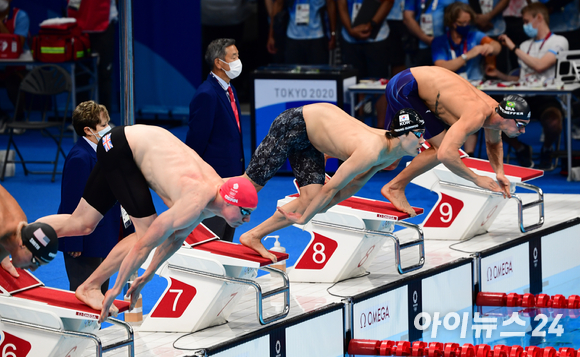 한국 수영 황선우가 27일 오전 일본 도쿄 아쿠아틱스 센터에서 열린 2020 도쿄올림픽 수영 남자 200m 자유형 결승에서 출발하고 있다. 황선우는 1분45초26의 기록으로 7위를 기록해 메달 획득에는 실패했다. [사진=정소희 기자]