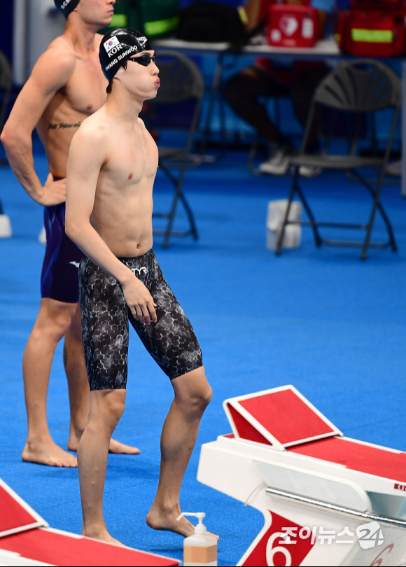 한국 수영 황선우가 27일 오전 일본 도쿄 아쿠아틱스 센터에서 열린 2020 도쿄올림픽 수영 남자 200m 자유형 결승에서 경기를 준비하고 있다. 황선우는 1분45초26의 기록으로 7위를 기록해 메달 획득에는 실패했다.