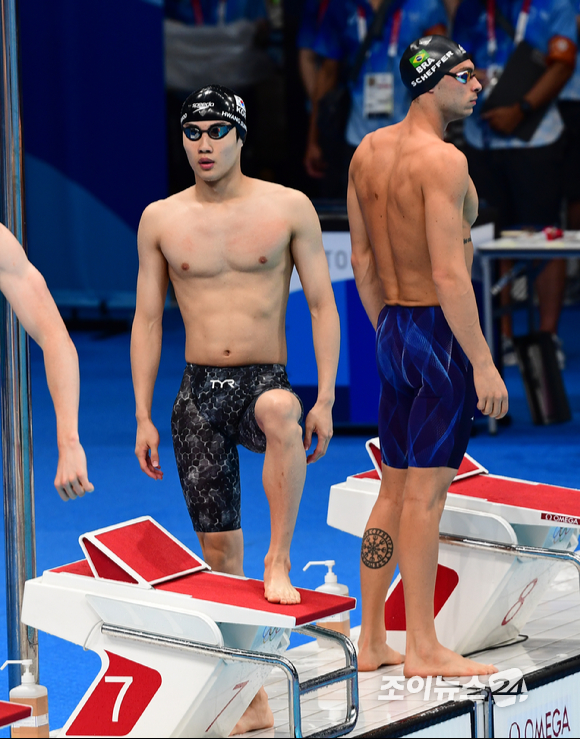 한국 수영 황선우가 27일 오전 일본 도쿄 아쿠아틱스 센터에서 열린 2020 도쿄올림픽 수영 남자 200m 자유형 결승에서 경기를 준비하고 있다. 황선우는 1분45초26의 기록으로 7위를 기록해 메달 획득에는 실패했다.