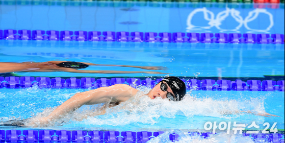한국 수영 황선우가 27일 오전 일본 도쿄 아쿠아틱스 센터에서 열린 2020 도쿄올림픽 수영 남자 200m 자유형 결승에서 역영을 펼치고 있다. 황선우는 1분45초26의 기록으로 7위를 기록해 메달 획득에는 실패했다.