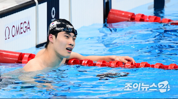 한국 수영 황선우가 27일 오전 일본 도쿄 아쿠아틱스 센터에서 열린 2020 도쿄올림픽 수영 남자 200m 자유형 결승에서 경기를 마친 후 아쉬워하고 있다. 황선우는 1분45초26의 기록으로 7위를 기록해 메달 획득에는 실패했다.