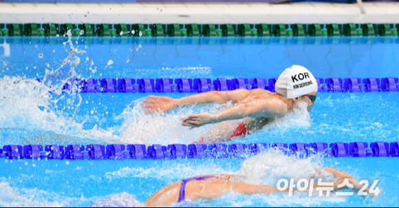 한국 수영 김서영이 27일 오전 일본 도쿄 아쿠아틱스 센터에서 열린 2020 도쿄올림픽 수영 여자 개인혼영 200m 준결승에서 역영을 펼치고 있다. 김서영은 2분11초38의 기록으로 7위를 기록해 결승 진출에는 실패했다.