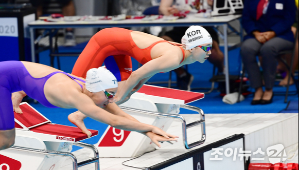 한국 수영 김서영이 27일 오전 일본 도쿄 아쿠아틱스 센터에서 열린 2020 도쿄올림픽 수영 여자 개인혼영 200m 준결승에서 출발하고 있다. 김서영은 2분11초38의 기록으로 7위를 기록해 결승 진출에는 실패했다.