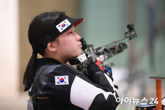 한국 사격 권은지가 27일 오후 일본 도쿄 아사카 사격장에서 진행된 2020 도쿄올림픽 10ｍ 공기소총 혼성 단체전에서 경기에 임하고 있다. 남태윤(314.1점), 권은지는(316.4점) 합계 630.5점으로 전체 29팀 중 3위로 동메달 결정전에 진출했다.