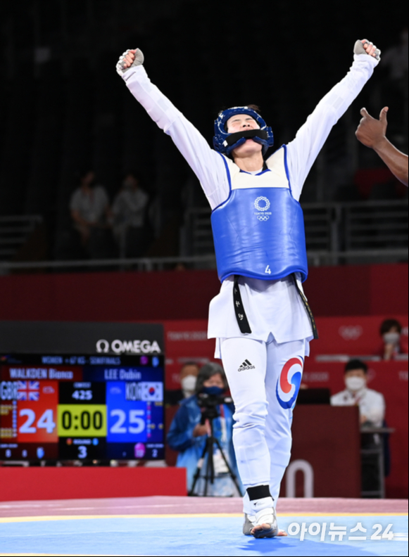 한국 태권도 이다빈이 27일 일본 지바 마쿠하리 메세홀A에서 열린 2020 도쿄올림픽 태권도 여자 67㎏ 초과급 4강에서 영국의 비안카 워크던를 제압하고 결승에 진출했다. 역전승 후 기뻐하는 이다빈.