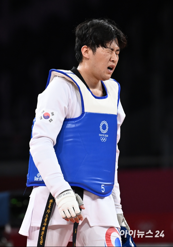 한국 태권도 인교돈이 27일 일본 지바 마쿠하리 메세홀A에서 열린 2020 도쿄올림픽 태권도 남자 80㎏ 초과급 4강에서 북마케도니아의 조르제브스키에게 패배하고 아쉬워하고 있다.  