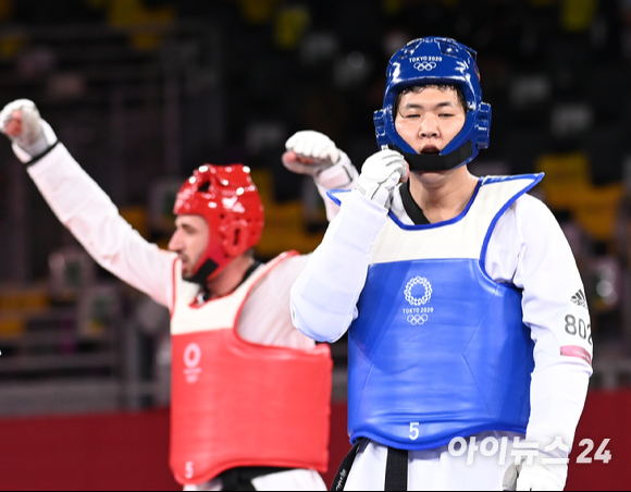 한국 태권도 인교돈이 27일 일본 지바 마쿠하리 메세홀A에서 열린 2020 도쿄올림픽 태권도 남자 80㎏ 초과급 4강에서 북마케도니아의 조르제브스키에게 패하고 아쉬워하고 있다.  