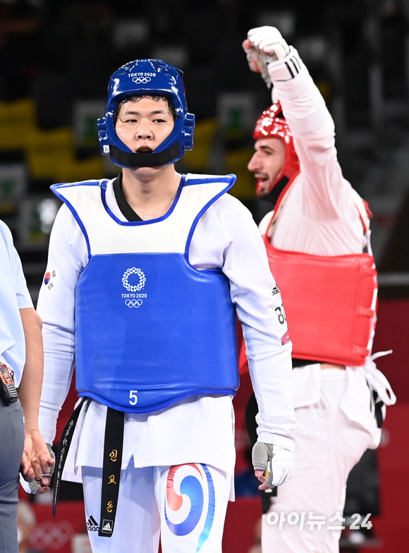 한국 태권도 인교돈이 27일 일본 지바 마쿠하리 메세홀A에서 열린 2020 도쿄올림픽 태권도 남자 80㎏ 초과급 4강에서 북마케도니아의 조르제브스키에게 패하고 아쉬워하고 있다.