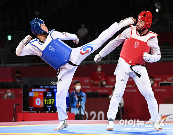 한국 태권도 인교돈이 27일 일본 지바 마쿠하리 메세홀A에서 열린 2020 도쿄올림픽 태권도 남자 80㎏ 초과급 4강에서 북마케도니아의 조르제브스키에게 패했다. 인교돈이 경기에 임하고 있다. 