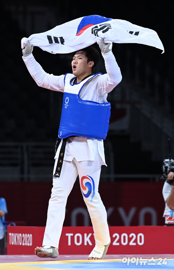 한국 태권도 인교돈이 27일 일본 지바 마쿠하리 메세홀A에서 열린 2020 도쿄올림픽 태권도 남자 80㎏ 초과급 동메달결정전에서 슬로베니아 트라즈코비치를 제압하고 동메달을 차지했다. 태극기 세리머니를 하는 인교돈의 모습.