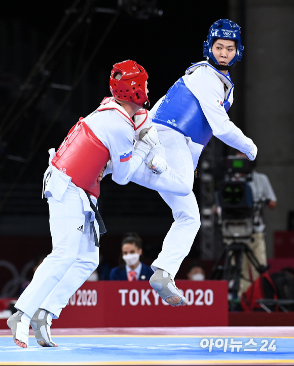 한국 태권도 인교돈이 27일 일본 지바 마쿠하리 메세홀A에서 열린 2020 도쿄올림픽 태권도 남자 80㎏ 초과급 동메달결정전에서 슬로베니아 트라즈코비치를 제압하고 동메달을 차지했다. 인교돈이 공격을 하고 있다.