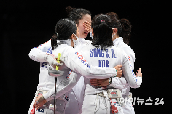 한국 펜싱 최인정, 강영미, 송세라, 이혜인이 27일 오후 일본 지바 마쿠하리 메세B홀에서 열린 2020 도쿄올림픽 펜싱 여자 에페 단체전 결승전 대한민국과 에스토니아의 경기에서 은메달을 따낸 후 눈물을 흘리고 있다.