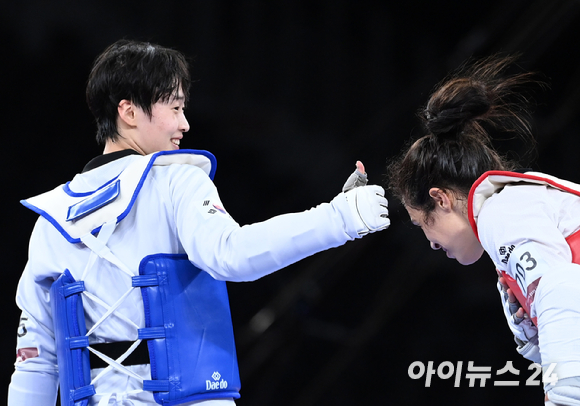 한국 태권도 이다빈이 27일 일본 지바 마쿠하리 메세홀A에서 열린 2020 도쿄올림픽 태권도 여자 67㎏ 초과급 결승에서 세르비아의 밀리차 만디치에게 패하고 은메달의 주인공이 됐다. 이다빈이 상대 선수를 축하하고 있다.