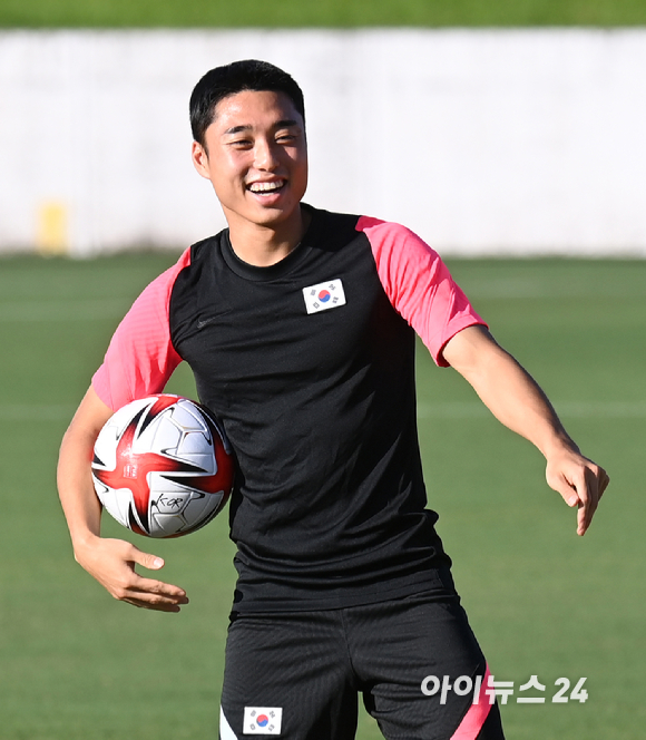 2020 도쿄 올림픽에 출전 중인 대한민국 올림픽 축구대표팀 이동준이 27일 일본 요코하마 호도가야파크 사커필드에서 훈련을 하고 있다.
