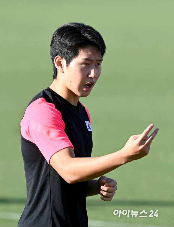 2020 도쿄 올림픽에 출전 중인 대한민국 올림픽 축구대표팀 이강인이 27일 일본 요코하마 호도가야파크 사커필드에서 훈련을 하고 있다.