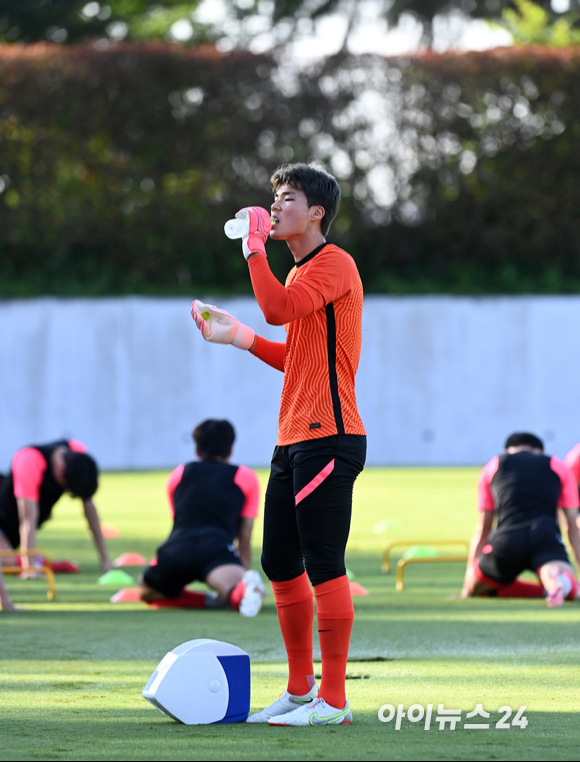 2020 도쿄 올림픽에 출전 중인 대한민국 올림픽 축구대표팀 송범근이 27일 일본 요코하마 호도가야파크 사커필드에서 훈련을 하고 있다.