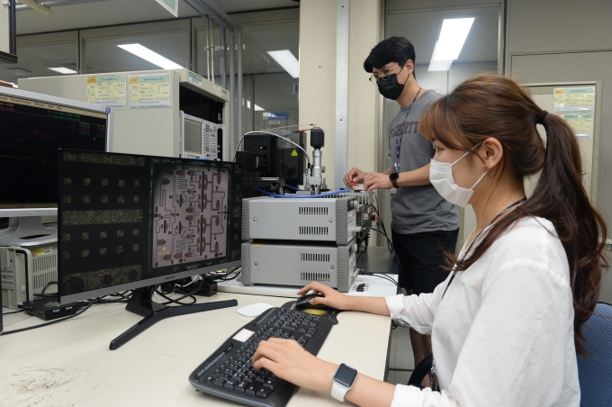 ETRI 연구진이 질화갈륨 반도체 전력증폭기 MMIC 칩의 신호특성시험을 수행하고 있다 [사진=ETRI]