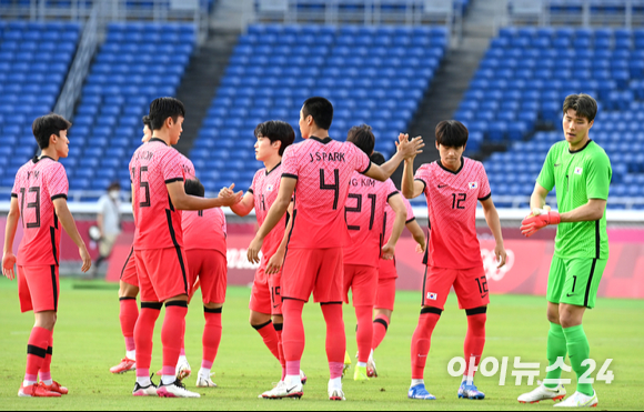한국 올림픽 축구대표팀이 28일 오후 일본 요코하마 국제종합경기장에서 진행된 2020 도쿄올림픽 남자축구 조별리그 B조 3차전 대한민국과 온두라스의 경기에서 파이팅을 외치고 있다.