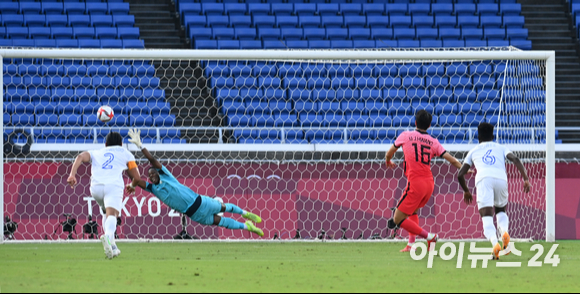 한국 황의조가 28일 오후 일본 요코하마 국제종합경기장에서 진행된 2020 도쿄올림픽 남자축구 조별리그 B조 3차전 대한민국과 온두라스의 경기에서 선제골을 넣고 있다.