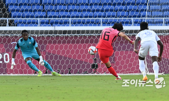 한국 황의조가 28일 오후 일본 요코하마 국제종합경기장에서 진행된 2020 도쿄올림픽 남자축구 조별리그 B조 3차전 대한민국과 온두라스의 경기에서 선제골을 넣고 있다.