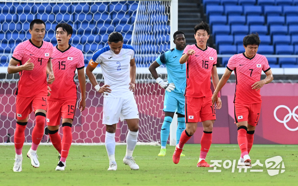 한국 황의조가 28일 오후 일본 요코하마 국제종합경기장에서 진행된 2020 도쿄올림픽 남자축구 조별리그 B조 3차전 대한민국과 온두라스의 경기에서 선제골을 넣은 후 기뻐하고 있다.