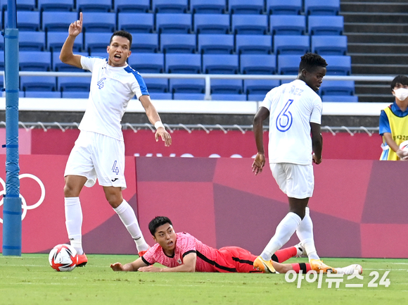 한국 이동준이 28일 오후 일본 요코하마 국제종합경기장에서 진행된 2020 도쿄올림픽 남자축구 조별리그 B조 3차전 대한민국과 온두라스의 경기에서 PK를 유도하고 있다.