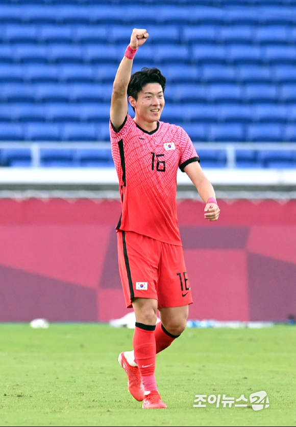한국 황의조가 28일 오후 일본 요코하마 국제종합경기장에서 진행된 2020 도쿄올림픽 남자축구 조별리그 B조 3차전 대한민국과 온두라스의 경기에서 추가골을 넣은 후 기뻐하고 있다.
