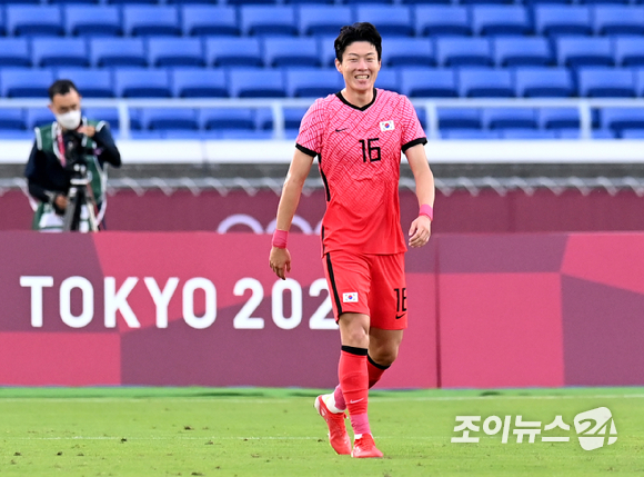한국 황의조가 28일 오후 일본 요코하마 국제종합경기장에서 진행된 2020 도쿄올림픽 남자축구 조별리그 B조 3차전 대한민국과 온두라스의 경기에서 추가골을 넣은 후 기뻐하고 있다.