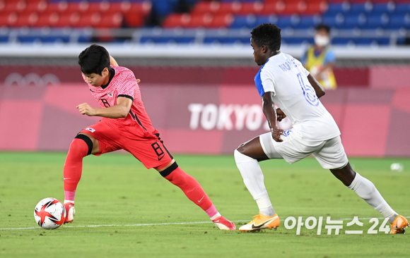 한국 이강인이 28일 오후 일본 요코하마 국제종합경기장에서 진행된 2020 도쿄올림픽 남자축구 조별리그 B조 3차전 대한민국과 온두라스의 경기에서 돌파를 하고 있다.