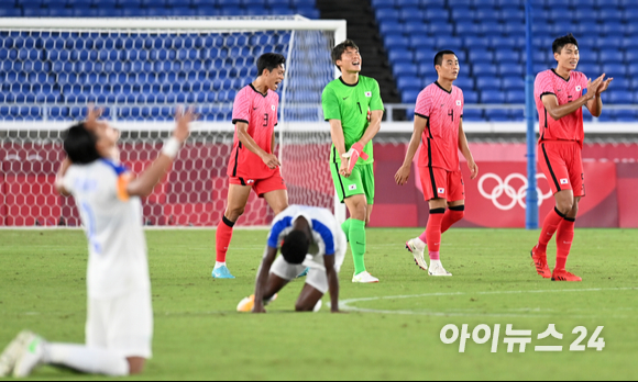 한국 올림픽 축구대표팀이 28일 오후 일본 요코하마 국제종합경기장에서 진행된 2020 도쿄올림픽 남자축구 조별리그 B조 3차전 대한민국과 온두라스의 경기에서 6-0으로 승리를 한 후 하이파이브를 하고 있다. 김학범호는 B조 1위로 8강 진출에 성공했다.