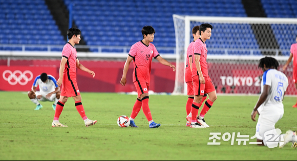 한국 올림픽 축구대표팀이 28일 오후 일본 요코하마 국제종합경기장에서 진행된 2020 도쿄올림픽 남자축구 조별리그 B조 3차전 대한민국과 온두라스의 경기에서 6-0으로 승리를 한 후 하이파이브를 하고 있다. 김학범호는 B조 1위로 8강 진출에 성공했다.