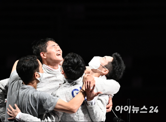 한국 펜싱 남자 대표팀(오상욱·구본길·김정환·김준호)이 28일 일본 지바의 마쿠하리 메세홀B에서 열린 2020 도쿄올림픽 남자 사브르 단체전 결승에서 이탈리아를 45-26으로 제압하고 금메달을 차지했다. 선수들이 기쁨을 나누고 있다.