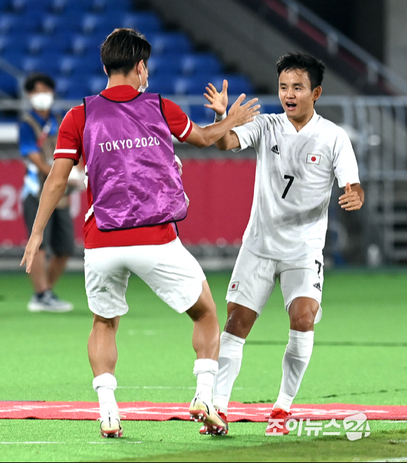 일본 쿠보가 28일 오후 일본 요코하마 국제 종합경기장에서 진행된 '2020 도쿄올림픽' 남자축구 조별리그 A조 3차전 일본과 프랑스의 경기에서 골을 기록한 후 기뻐하고 있다.