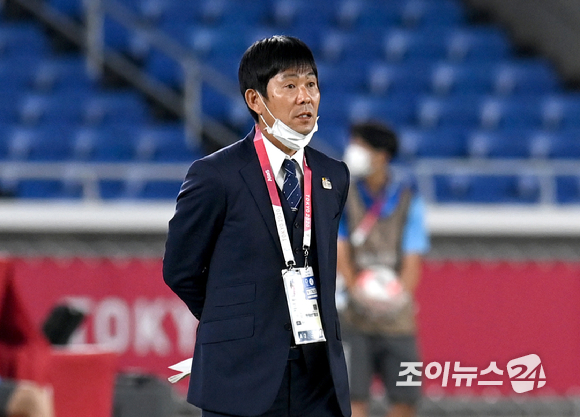 일본 모리야스 하지메 감독이 28일 오후 일본 요코하마 국제 종합경기장에서 진행된 '2020 도쿄올림픽' 남자축구 조별리그 A조 3차전 일본과 프랑스의 경기에서 그라운드를 바라보고 있다.