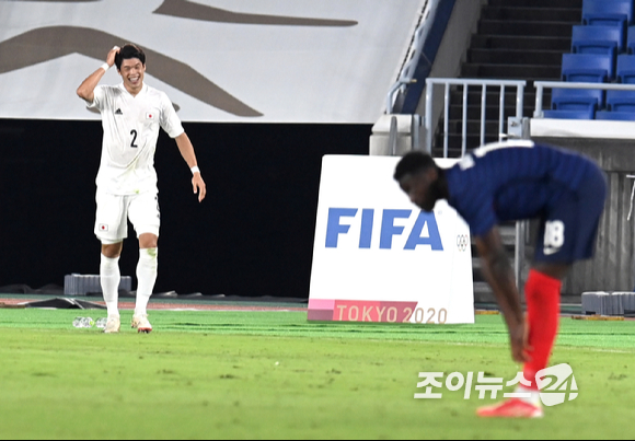 일본 사카이가 28일 오후 일본 요코하마 국제 종합경기장에서 진행된 '2020 도쿄올림픽' 남자축구 조별리그 A조 3차전 일본과 프랑스의 경기에서 골을 넣은 후 기뻐하고 있다.