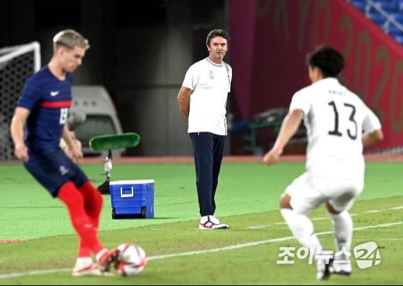 프랑스 실비안 리폴 감독이 28일 오후 일본 요코하마 국제 종합경기장에서 진행된 '2020 도쿄올림픽' 남자축구 조별리그 A조 3차전 일본과 프랑스의 경기에서 작전 지시를 하고 있다.