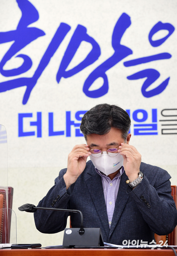 윤호중 더불어민주당 원내대표가 29일 서울 여의도 국회에서 열린 정책조정회의에서 안경을 고쳐쓰고 있다.