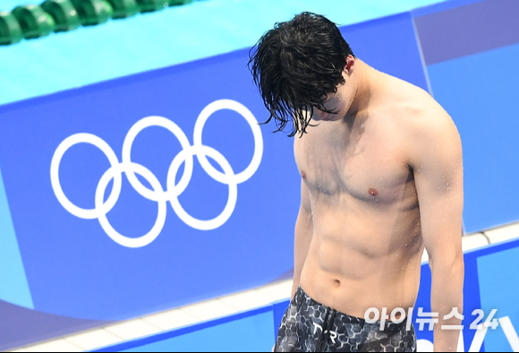 대한민국 황선우가 29일 일본 도쿄 아쿠아틱스센터에서 열린 2020 도쿄올림픽 남자 자유형 100m 결승에 출전해 역영을 펼친 후 이동하고 있다. 황선우는 47초82의 기록으로 5위를 차지했다.