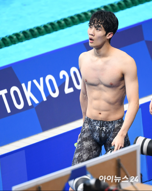 대한민국 황선우가 29일 일본 도쿄 아쿠아틱스센터에서 열린 2020 도쿄올림픽 남자 자유형 100m 결승에 출전해 역영을 펼친 후 이동하고 있다. 황선우는 47초82의 기록으로 5위를 차지했다.