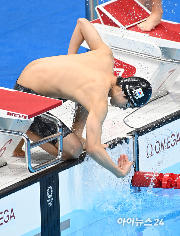 대한민국 황선우가 29일 일본 도쿄 아쿠아틱스센터에서 열린 2020 도쿄올림픽 남자 자유형 100m 결승에 출전해 경기를 준비하고 있다. 황선우는 47초82의 기록으로 5위를 차지했다.