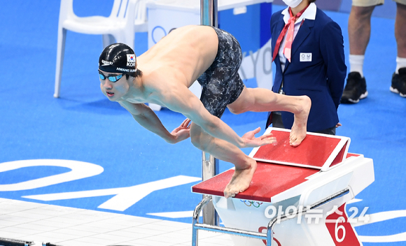 대한민국 황선우가 29일 일본 도쿄 아쿠아틱스센터에서 열린 2020 도쿄올림픽 남자 자유형 100m 결승에 출전해 출발하고 있다. 황선우는 47초82의 기록으로 5위를 차지했다.