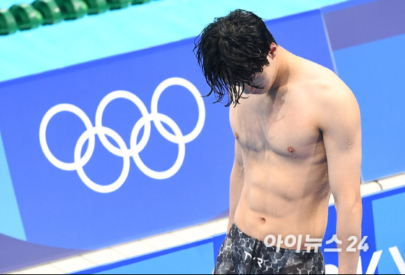 '아쉬움에 고개 푹' 대한민국 황선우가 29일 일본 도쿄 아쿠아틱스센터에서 열린 2020 도쿄올림픽 남자 자유형 100m 결승에 출전해 역영을 펼친 후 이동하고 있다. 황선우는 47초82의 기록으로 5위를 차지했다.