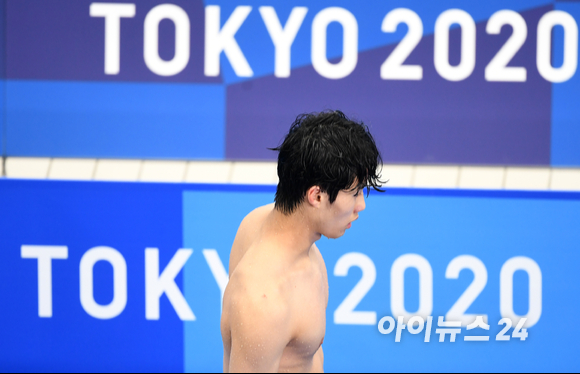 '파리에서 정점의 실력 보여주겠어' 대한민국 황선우가 29일 일본 도쿄 아쿠아틱스센터에서 열린 2020 도쿄올림픽 남자 자유형 100m 결승에 출전해 역영을 펼친 후 이동하고 있다. 황선우는 47초82의 기록으로 5위를 차지했다.
