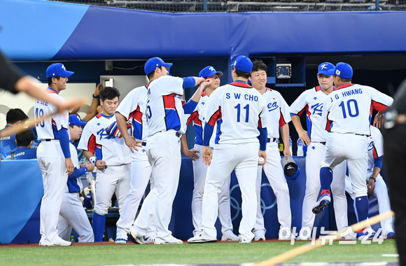 2020 도쿄올림픽 야구 B조 조별리그 대한민국 대 이스라엘 경기가 29일 일본 요코하마 스타디움에서 펼쳐졌다. 야구대표팀이 경기 시작 전 대화를 하고 있다.