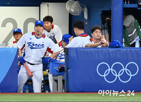 2020 도쿄올림픽 야구 B조 조별리그 대한민국 대 이스라엘 경기가 29일 일본 요코하마 스타디움에서 펼쳐졌다. 야구대표팀 김현수가 경기 시작 전 이스라엘 더그아웃을 바라보고 있다.